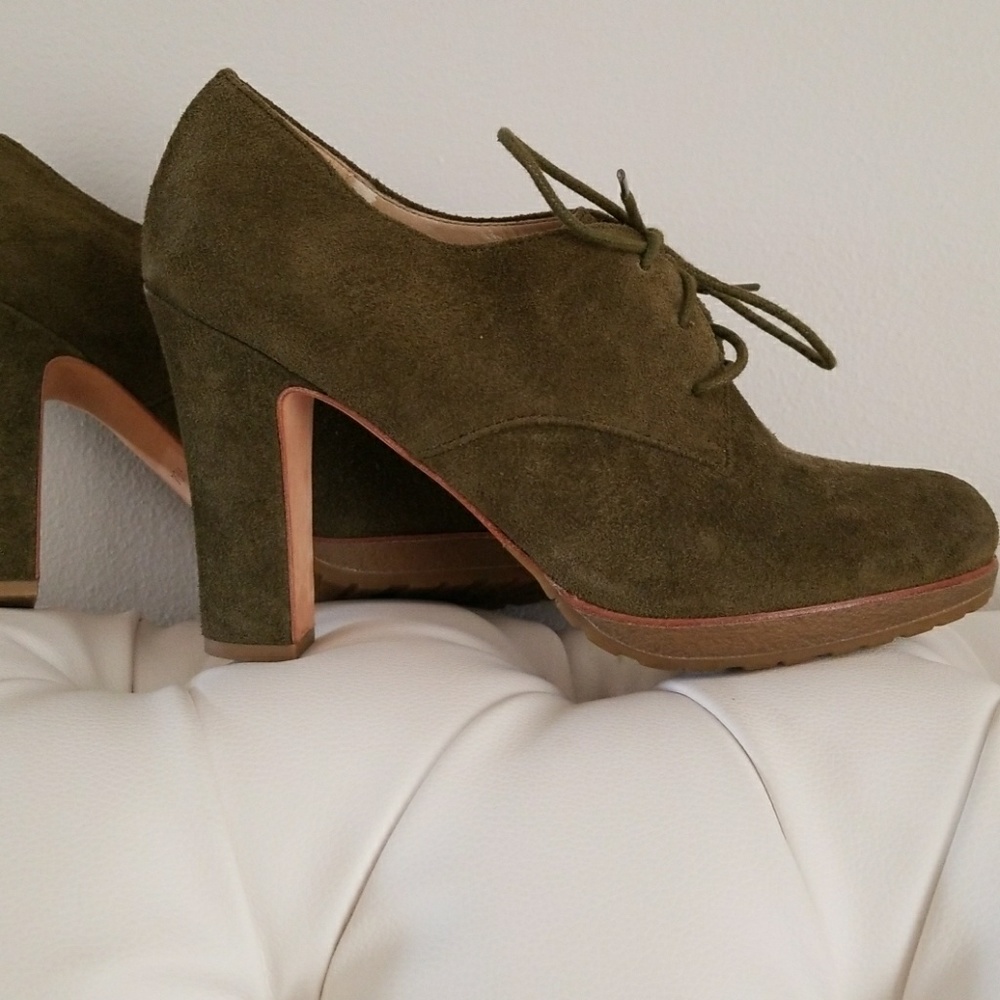 Vntg TALBOTS olive green Suede Ankle heels